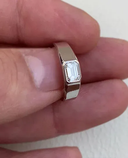 Diamond Ring in Emerald Shape 0.7 ct.