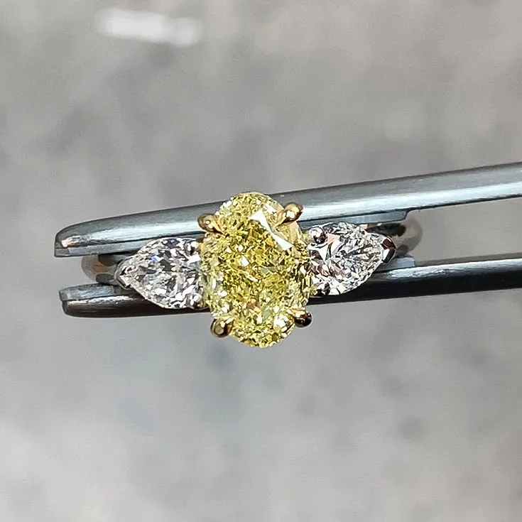 Ring with Diamond 1.36 ct. and 0.6 colorless pear Diamonds
