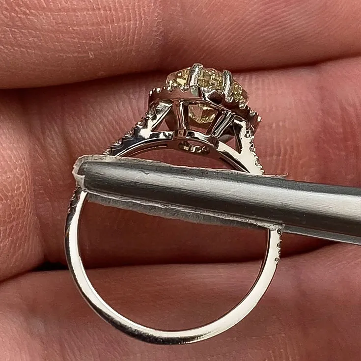 Heart-Shaped Yellow Diamond Ring – 2 Carats, Fancy Light Yellow, Surrounded by Diamonds - picture 