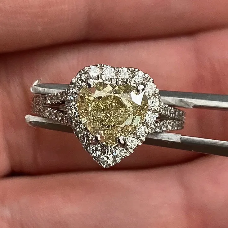 Heart-Shaped Yellow Diamond Ring – 2 Carats, Fancy Light Yellow, Surrounded by Diamonds - picture 