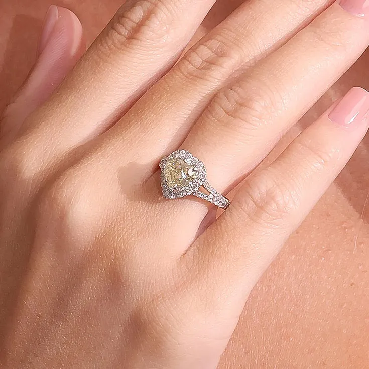 Heart-Shaped Yellow Diamond Ring – 2 Carats, Fancy Light Yellow, Surrounded by Diamonds - picture 