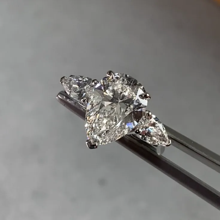 Gold ring with pear-shaped diamonds 3.66 ct. - picture 