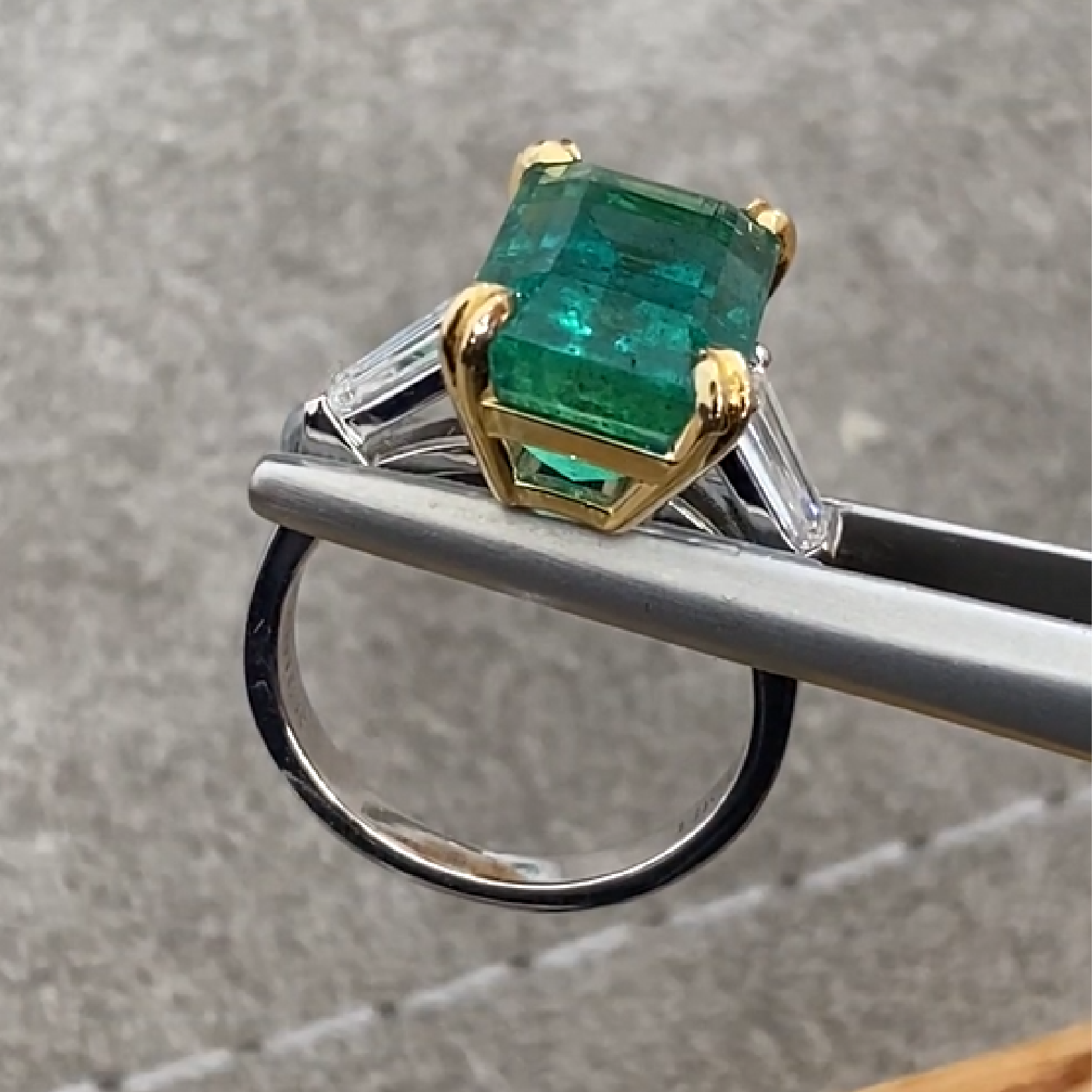 Gold Ring with Emerald 6.22 ct. and Diamonds 0.6 ct. - picture 