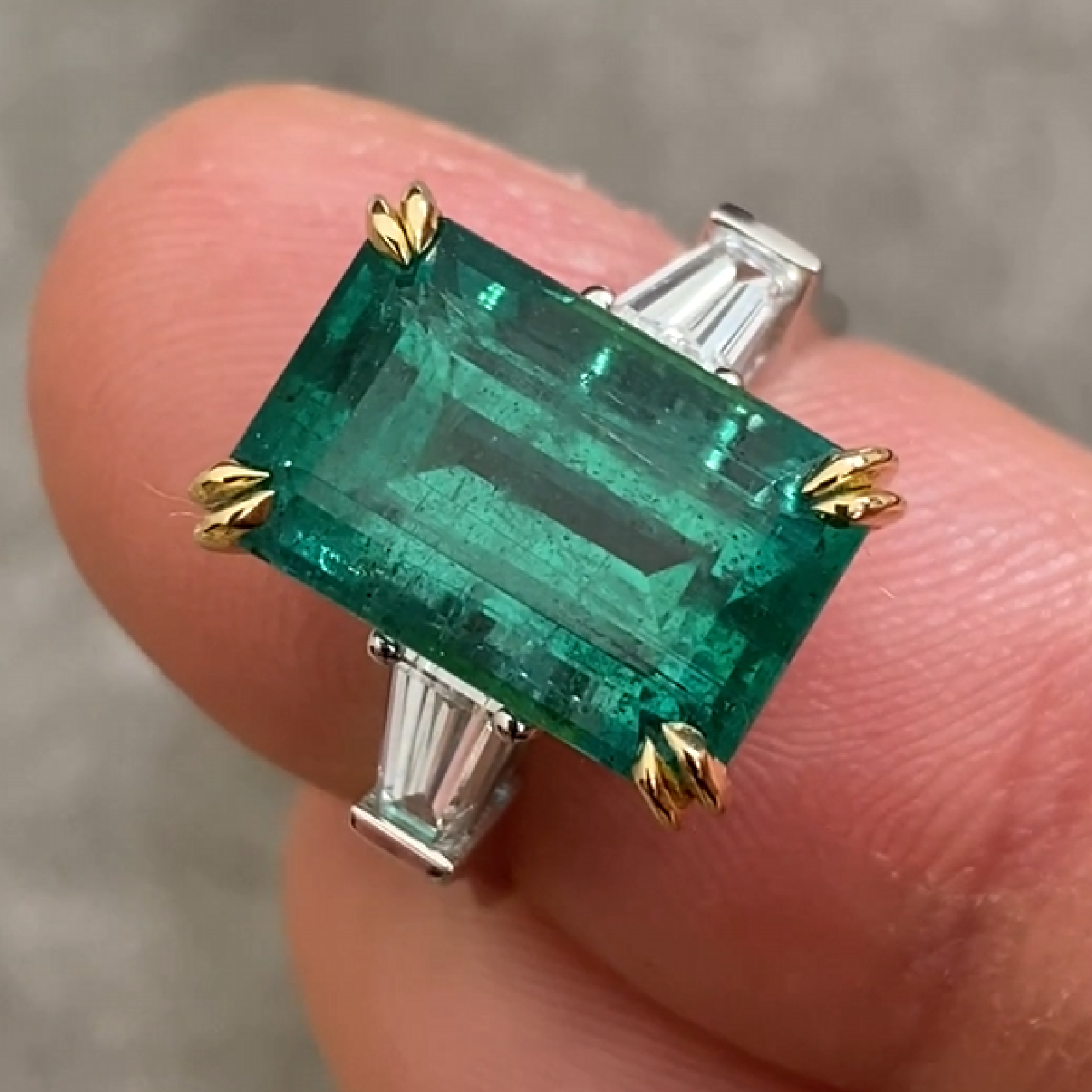 Gold Ring with Emerald 6.22 ct. and Diamonds 0.6 ct. - picture 