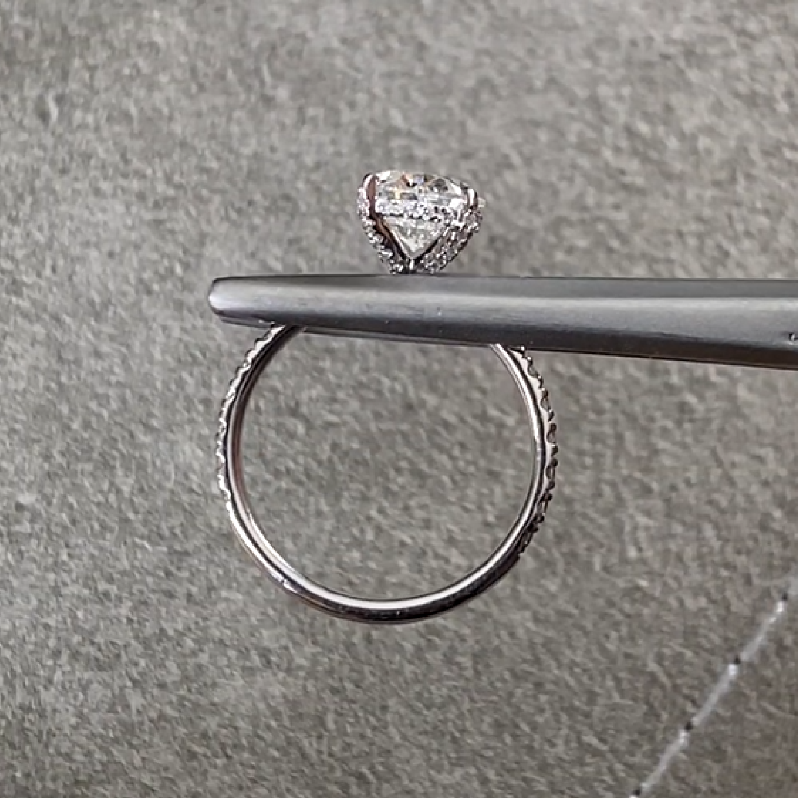 Oval CVD Diamond Ring 2.03 ct with Side Diamonds 0.55 ct. - picture 