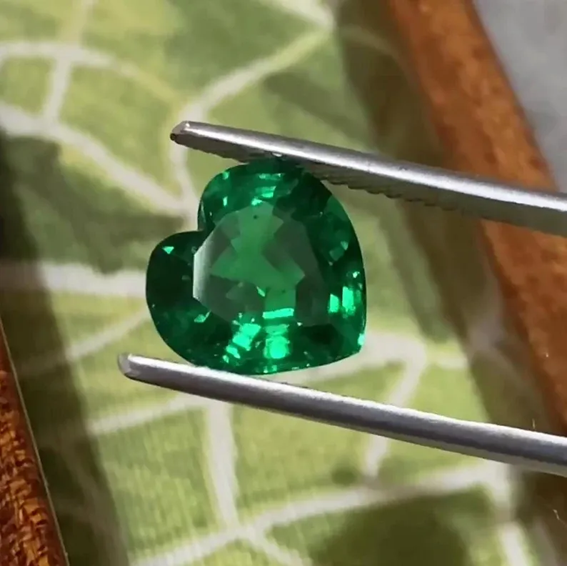 Vivid Green Emerald 5.8  ct. - picture 