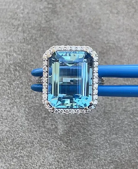 Ring with 10 carat aquamarine, framed by diamonds