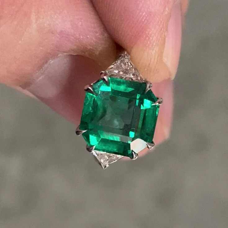 Ring with Vivid Green Emerald 5 ct.