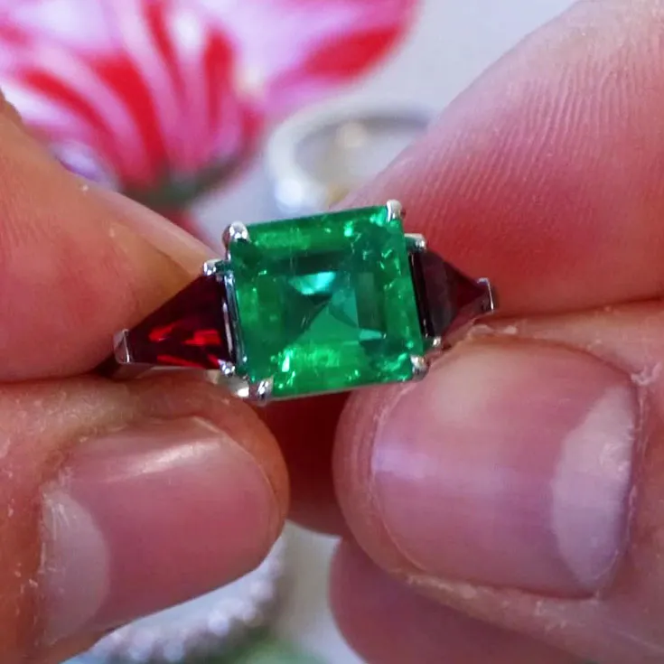 Ring with an Emerald 5 ct. and a Burmese Spinel 1.5 ct. on the sides