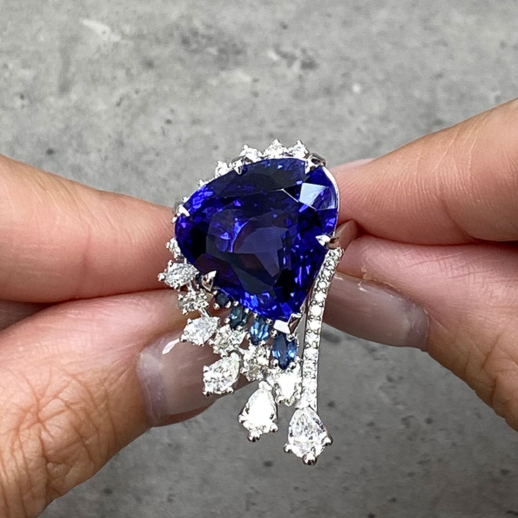 Tanzanite Ring in Vivid Blue 20.20 ct. - picture 
