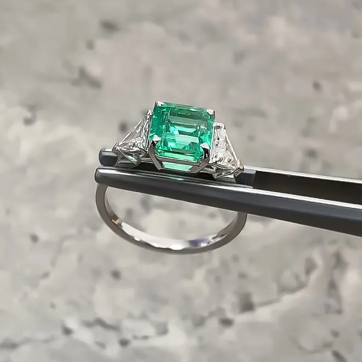 Ring With Colombian Emerald 2.2 ct. and diamonds 2.42 ct. - picture 
